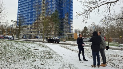 WGP-Geschäftsführer Dirk Perner mit einem Team des Pirnaer Lokalfernsehens